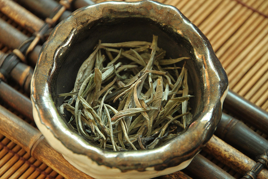 Белый из южного Лаоса. Сразу бросается в глаза размер почек, отличающийся от размера почек белого чая, собранного со старых деревьев Пхонгсали